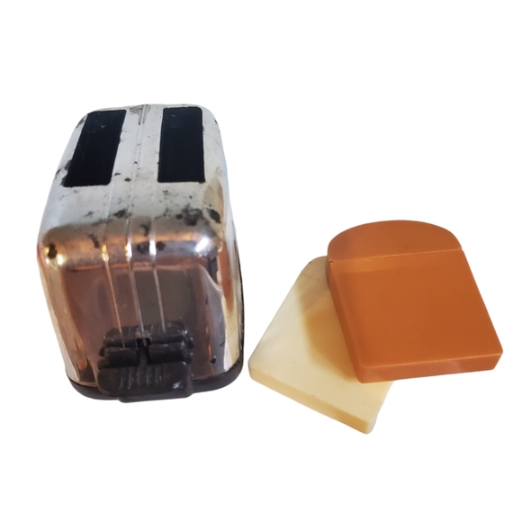 Vintage plastic toaster with toast salt and pepper shakers - Picture 2 of 2